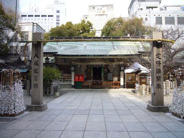 本社前に立てば境内がぐるりと見渡せる