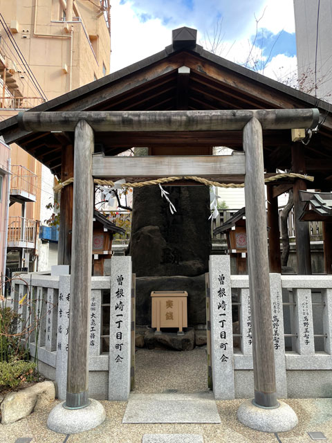 玉垣で囲われ巨石には「神明社舊跡」と刻まれている