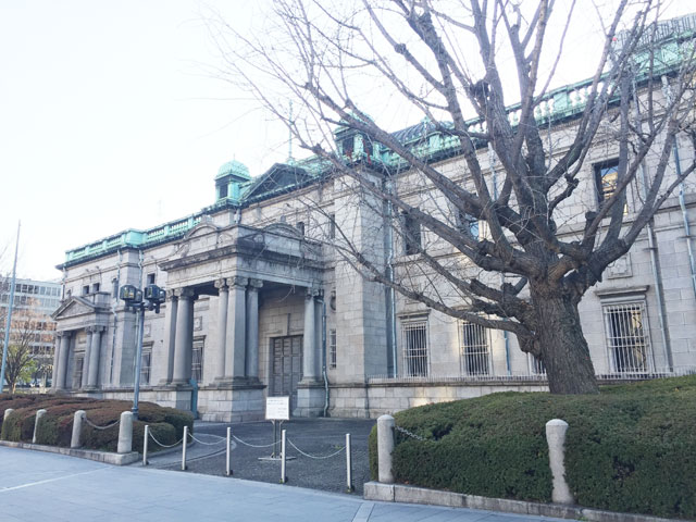 人が歩いていない一瞬を狙ったカット。昼間は歩く姿が途切れない