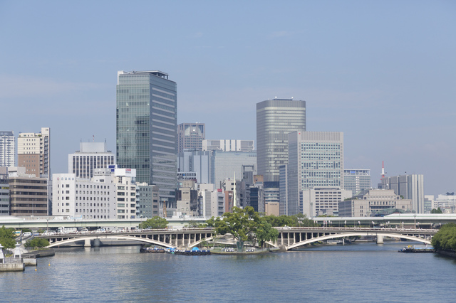 東隣の天満橋から眺めれば、ダブルアーチが最も美しい