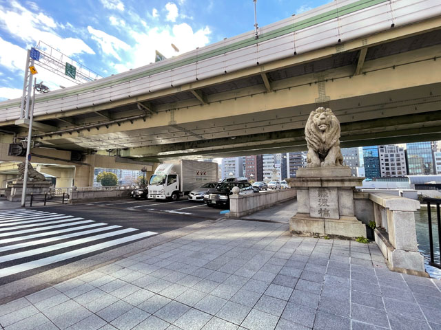 北詰から。橋詰4か所に置かれたライオンの石像が凛々しい