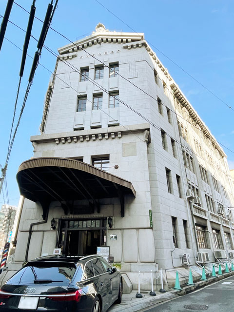 正面玄関の大屋根は、ブロンズ製の豪華な造りを誇っている