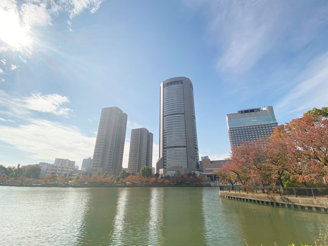 川と超高層ビルがつくり出す絶景は対岸からぜひ狙いたい