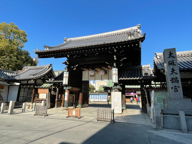 表大門の天井には色鮮やかな十二支の彫刻がある