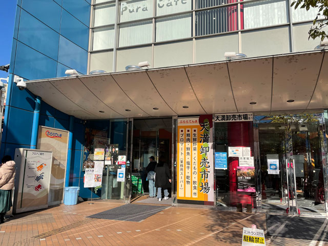 午前中は食材を目利きする料理人たちでにぎわう　