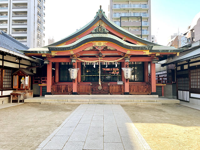 本殿は東向き。その手前に阪神高速の高架が走る。かつては川沿いの社であった