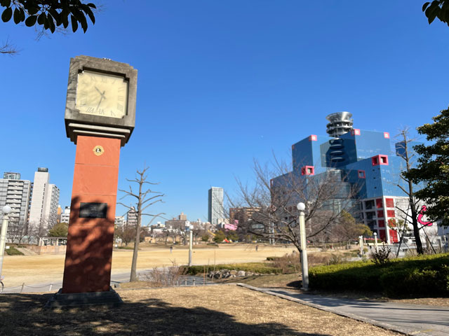 右奥の建物の中に子どものための博物館「キッズプラザ大阪」がある