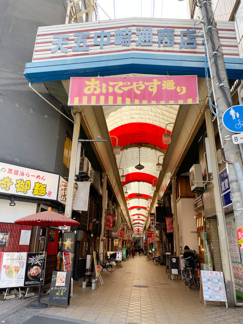 かき氷や焼き芋専門店など、個性が光るグルメ店が多く並ぶ