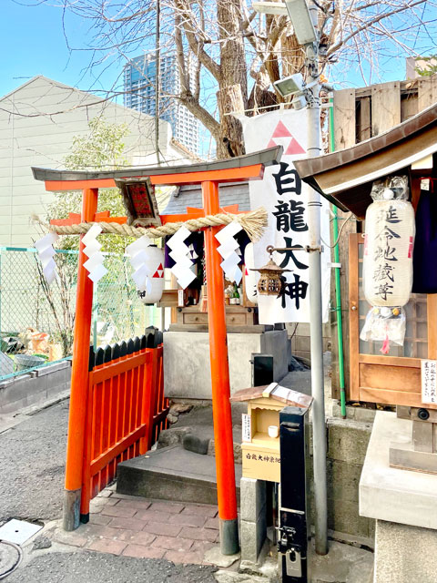 小さな路地の入口に立つ「白龍大神」と書かれたのぼりが目印になる