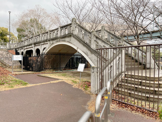 この橋の下を、かつては長柄運河が流れていた