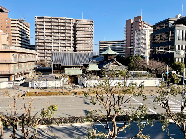 新西国三十三箇所第三番札所。マンションに囲まれた風景が北区らしい