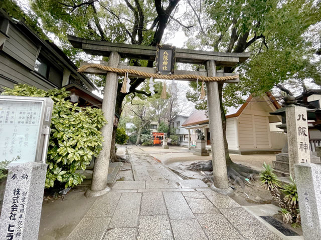 浦江公園の北側に位置。境内に稲荷社がある